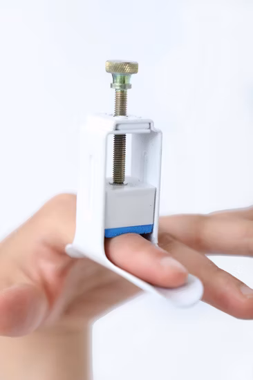 Шина на палец выпрямляющего типа при переломе костей